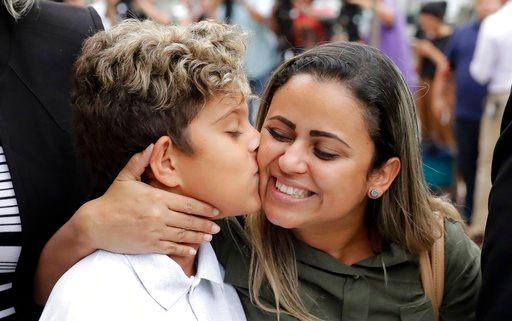 Judge rejects blanket delay to reunite children at border