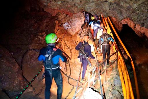 Operation to rescue Thai boys in flooded cave starts